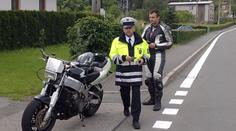 Bezohledný motorkář srazil policistu a ujel