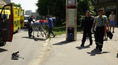 Motorkář vjel na zastávku, vážně zranil ženu