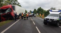 U Mochova se čelně srazil kamion s octavií, řidič škodovky zemřel
