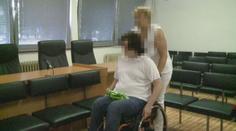 Vzala dcerku (3) do náruče a vyskočila z okna. Skončila na vozíku