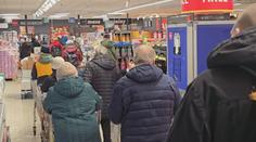 Nákupní horečka před Vánoci dosáhla vrcholu. Lidé sháněli dárky i potraviny