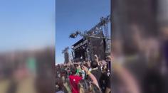 VIDEO: Horor na festivalu. Na lidi během koncertu spadl jeřáb s kamerou