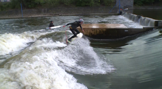 Tramvají na surf! V centru Prahy se fantazie surfařů proměnila ve skutečnost