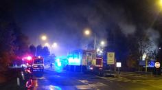 Plameny zachvátily skládku, okraj metropole včetně dálnice zahalil dým