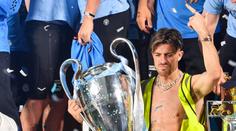 Grealish si užívá i měsíc po triumfu. V klubu byl přistižen v přítomnosti letušky