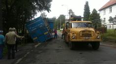 Auto s vrtnou plošinou se PROPADLO U RUMBURKU!