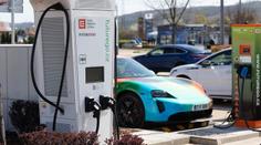 Ničí elektromobily rychlé nabíjení? Odborníci změřili životnost baterií
