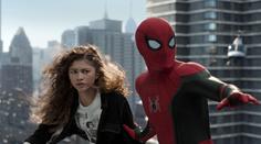 Zendaya a Tom Holland si vyzkoušeli basketbal. Spider-Man točil míč na prstě