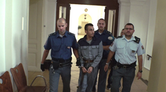 Soud poslal muže, který okradl vozíčkáře, do vězení. Policie pátrá po komplici