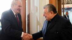 Zeman poobědval s kardinálem Dukou, řešili restituce na Hradě