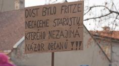Rodiče v Holešově se bouří proti slučování škol. Chtějí odvolání starosty