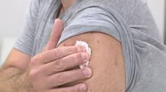 Lidé si stěžují na následky po očkování proti covidu. Mohli by dostat odškodnění