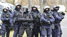 Při derby byli zraněni nevinní a nezletilí fanoušci, píše Tvrdík. Policie se brání