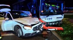 Hromadná nehoda autobusu a tří aut v Praze. Čtyři lidé jsou zranění