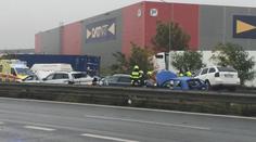 Na Pražském okruhu nabouralo pět aut, předtím se tam převrátil kamion