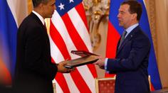 SOUHRN: Obama a Medveděv v Česku = úsměvy a pevnost Praha