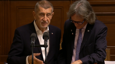 Babiš ve Sněmovně dotáhl poslance za SPD k pultu. Omluvte se dámám, vyzval ho