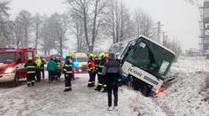 V Česku začalo sněžit a hned se bourá. Při nehodě zemřel řidič