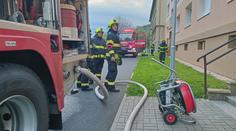 Požár bytu na Sokolovsku: Muž se před plameny schoval na balkon, sedm lidí evakuovali