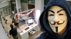 VIDEO: Muž v masce hackerů přepadl lékárnu v Bohumíně