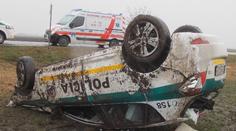 Policisté jeli k zásahu. Silný vítr jejich auto převrátil na střechu