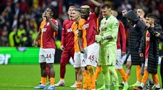 Zidanovka, dvoje nůžky a tyč. Fanoušci se baví akcí Galatasaraye