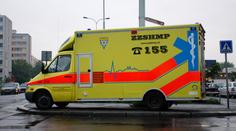Auto po smyku doklouzalo pod kamion. Čtyři zranění
