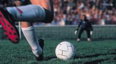 Oslava k smíchu. Fotbalista chtěl napodobit Ronalda, kuriózně se zranil