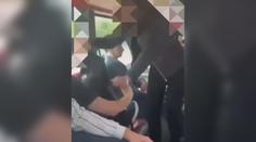 Rvačka v tramvaji. Agresivní žena bila a kopala do cestujícího