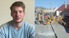 "Paní křičela, že jí to přimáčklo nohy." Tomáš popsal nehodu v Želetavě