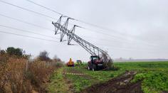 Traktor naboural sloup s vysokým napětím. Museli kvůli tomu zavřít dálnici