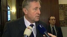Sněmovna se bavila bordelem, vztyčeným prstem i opicemi
