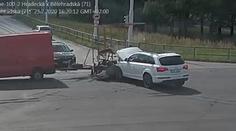 Řidič se ulicemi řítil s otevřenou kapotou, ujížděl od nehody