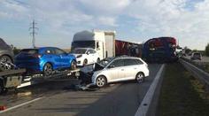Dálnici D2 blokovala dlouhou dobu srážka kamionů. U nehody zasahoval i vrtulník
