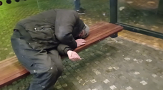 Drogy a útoky nožem. Situace na Andělu je alarmující, policie zasahuje téměř denně