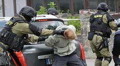 Policisté si přišli pro podezřelého ze Štvanice. Schovával se pod postelí
