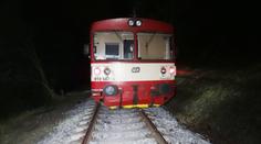V nepřístupném terénu vykolejil vlak, hasiči k němu jeli na člunech