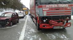Řetězová nehoda 6 aut na D1. Policista je zraněný