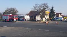Při srážce autobusu a dodávky se zranili 4 lidé, řidiče vyprošťovali