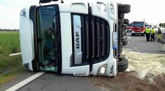 Kamion na boku blokoval dopravu v Olomouci. Tvořily se kolony