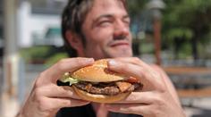 Otec koupil dětem na letišti jídlo ve fastfoodu. Nesmyslná cena ho rozzuřila