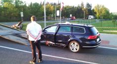 Rychlý policejní Passat se srazil s motorkářem. Ten na místě zemřel