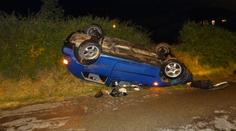 Mladý řidič převrátil za Prahou auto na střechu, vyvázl se zraněním