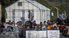 Migranti znovu podpálili uprchlické zařízení na řeckém Chiosu