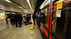 Do kolejiště spadl člověk, metro na lince A dvě hodiny nejezdilo