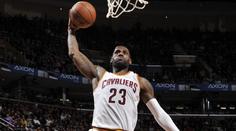 VIDEO: Smeče, nahrávky poslepu, doskoky. Úžasný LeBron zářil