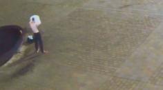 VIDEO: Šampón, osuška a triko dolů. Muž si užíval večerní koupel uprostřed náměstí