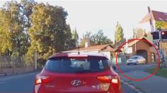 Šokující video! Na přejezdu svítila světla, policie na něj přesto vjela