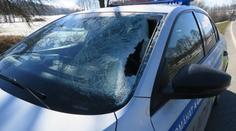 Řidičku minul o chlup. Do policejního auta u Klatov vlétl kus ledu. VIDEO