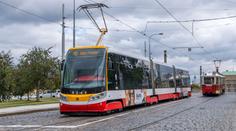 Žena v Praze byla příliš blízko kolejiště. Strhla ji tramvaj